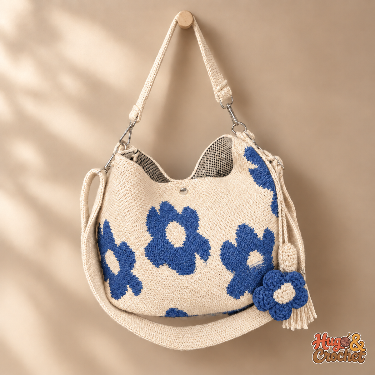 Bolso artesanal de crochet con flores azules