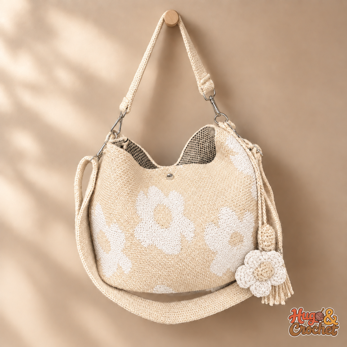 Bolso artesanal de crochet con flores blancas