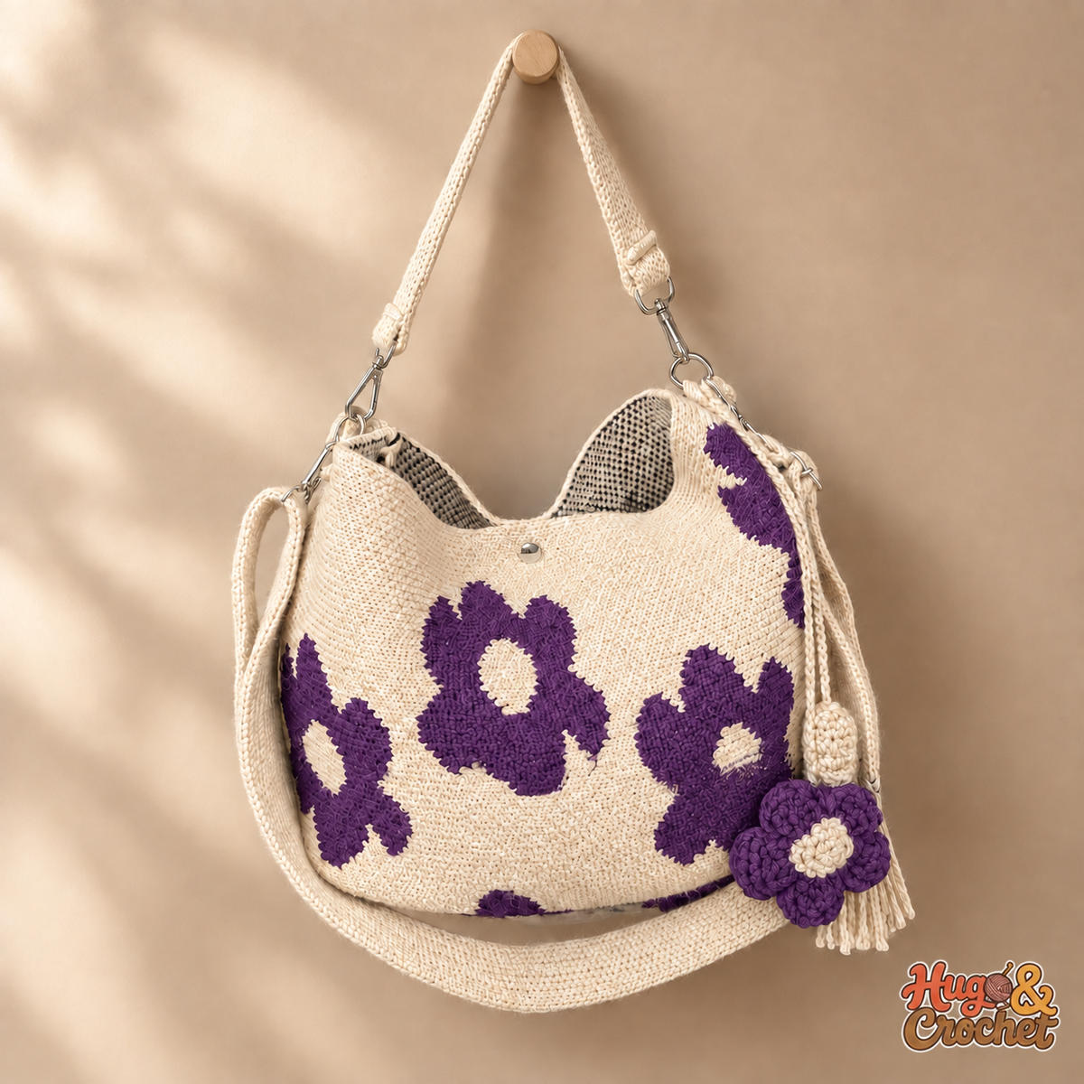 Bolso artesanal de crochet con flores moradas