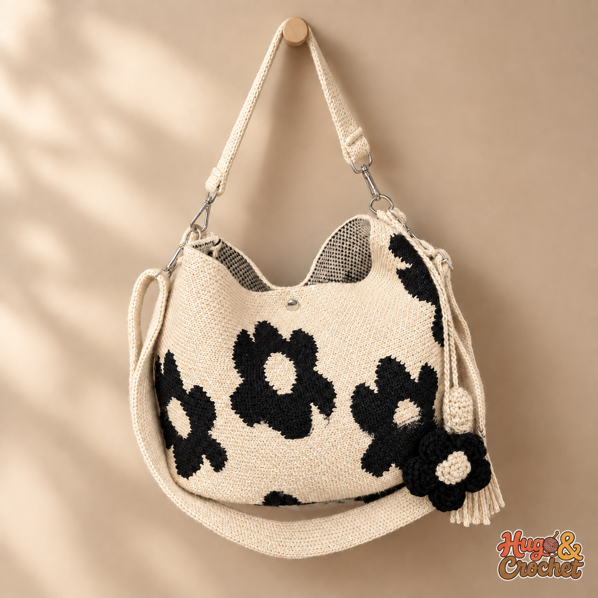 Bolso artesanal de crochet con flores negras